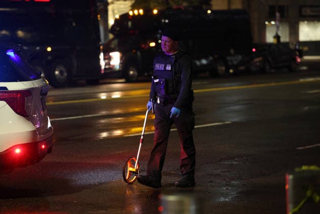 WASHINGTON, D.C. MAY 23: Police Officers investigate after shots were fired after a suspect approached a security checkpoint near the White House and began firing at officers and later died at a hospital near by after being shot by Secret Service officers on May 23, 2026 in Washington, D.C. Copyright: xmpi34 MediaPunchx