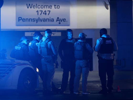 May 23, 2026, Washington, District Of Columbia, USA: Armed police stand on a blocked street near a crime scene not far from the White House in Washington, DC, USA on May 23, 2026. Police and security forces swarmed the area around the White House on the evening of May 23 after reports of shots fired. Washington USA - ZUMAs337 20260523_znp_s337_012 Copyright: xGentxShkullakux