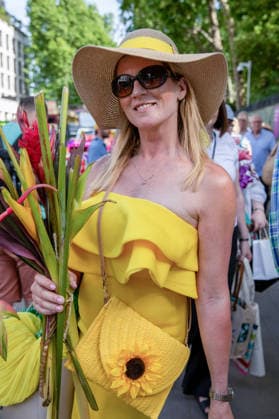 Chelsea Flower Show Last Day Sell Off in London, UK - 23 May 2026 A visitor to the last day of the RHS Chelsea Flower Show stands holding a yellow plant. Members of the public leave the Chelsea Flower Show carrying flowers, plants, and garden ornaments purchased from the exhibition displays on the event’s final day. As the famous horticultural showcase drew to a close, visitors were seen transporting blooms, shrubs and decorative items through the streets of Chelsea after buying pieces from the award-winning gardens and floral exhibits. London United Kingdom Copyright: xJamesxWilloughbyx xSOPAxImagesx JWILLOUGHBY_2764