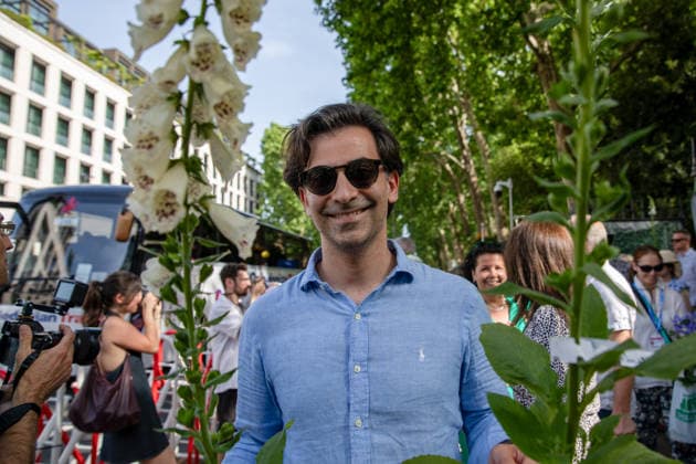 Chelsea Flower Show Last Day Sell Off in London, UK - 23 May 2026 A visitor to the last day of the RHS Chelsea Flower Show stands holding two plants. Members of the public leave the Chelsea Flower Show carrying flowers, plants, and garden ornaments purchased from the exhibition displays on the event’s final day. As the famous horticultural showcase drew to a close, visitors were seen transporting blooms, shrubs and decorative items through the streets of Chelsea after buying pieces from the award-winning gardens and floral exhibits. London United Kingdom Copyright: xJamesxWilloughbyx xSOPAxImagesx JWILLOUGHBY_2778
