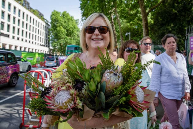 Chelsea Flower Show Last Day Sell Off in London, UK - 23 May 2026 A visitor to the last day of the RHS Chelsea Flower Show stands holding a flower display. Members of the public leave the Chelsea Flower Show carrying flowers, plants, and garden ornaments purchased from the exhibition displays on the event’s final day. As the famous horticultural showcase drew to a close, visitors were seen transporting blooms, shrubs and decorative items through the streets of Chelsea after buying pieces from the award-winning gardens and floral exhibits. London United Kingdom Copyright: xJamesxWilloughbyx xSOPAxImagesx JWILLOUGHBY_2784