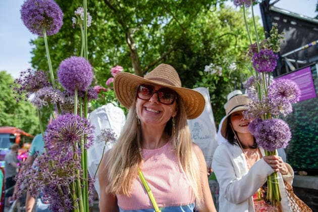 Chelsea Flower Show Last Day Sell Off in London, UK - 23 May 2026 A visitor to the last day of the RHS Chelsea Flower Show stands holding a purple flowering plant. Members of the public leave the Chelsea Flower Show carrying flowers, plants, and garden ornaments purchased from the exhibition displays on the event’s final day. As the famous horticultural showcase drew to a close, visitors were seen transporting blooms, shrubs and decorative items through the streets of Chelsea after buying pieces from the award-winning gardens and floral exhibits. London United Kingdom Copyright: xJamesxWilloughbyx xSOPAxImagesx JWILLOUGHBY_2786