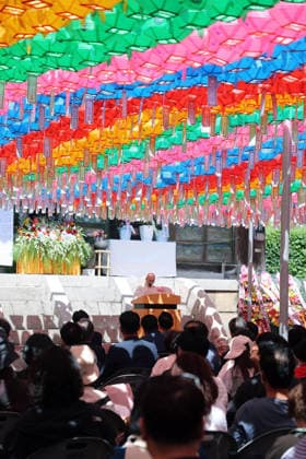 Buddha s birthday Buddha s birthday Buddhists participate in a ceremony marking Buddha s birthday at a temple in Seokcho, about 160 kilometers east of Seoul, on May 24, 2026. (Yonhap) 2026-05-24 13:27:32 < 1980-2026 YONHAPNEWS AGENCY. .> ¼ÓÃÊ½Ã °­¿øµµ EDITORIAL USE ONLY  Copyright: xx PYH2026052403940032000 YonhapxNewsx yonphotos252590