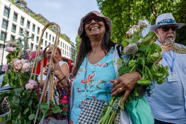 May 23, 2026, London, United Kingdom: A visitor to the last day of the RHS Chelsea Flower Show stands holding a flower display. Members of the public leave the Chelsea Flower Show carrying flowers, plants, and garden ornaments purchased from the exhibition displays on the event™s final day. As the famous horticultural showcase drew to a close, visitors were seen transporting blooms, shrubs and decorative items through the streets of Chelsea after buying pieces from the award-winning gardens and floral exhibits. London United Kingdom - ZUMAs197 20260523_aaa_s197_494 Copyright: xJamesxWilloughbyx