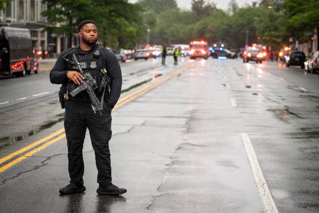 May 23, 2026, Washington, Dc, USA: Secret Service police officers stand guard near the site where a gunman fired a volley of shots near the White House before being shot and fatally wounded by Secret Service officers. Another person was injured, according to law enforcement officials. Washington, DC, May 23, 2026. Photo: Zuma Press Washington USA - ZUMAmj3_ 20260523_zaf_mj3_007 Copyright: xJayxMallinx