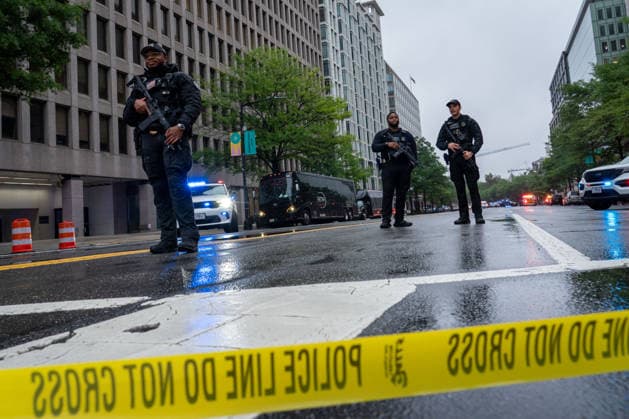 May 23, 2026, Washington, Dc, USA: Secret Service police officers stand guard near the site where a gunman fired a volley of shots near the White House before being shot and fatally wounded by Secret Service officers. Another person was injured, according to law enforcement officials. Washington, DC, May 23, 2026. Photo: Zuma Press Washington USA - ZUMAmj3_ 20260523_zaf_mj3_009 Copyright: xJayxMallinx