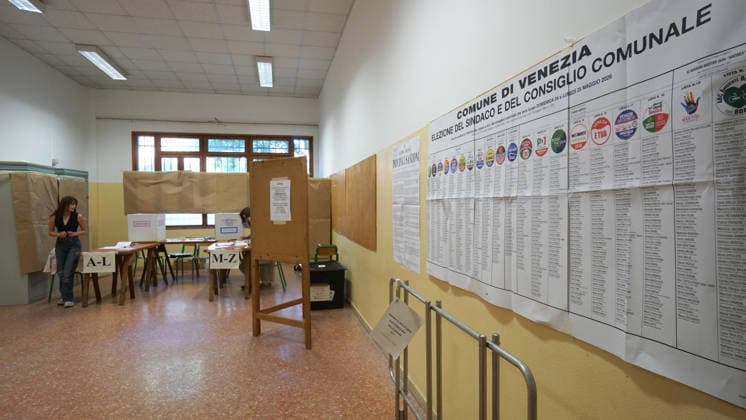 May 24, 2026, Venezia, VE: Apertura di un seggio elettorale nel centro storico veneziano per il rinnovo della municipalitÃ , Venezia, 24 maggio 2026. ANSA ANDREA MEROLA A polling station opens in Venice s historic center for the municipal election, Venice, May 24, 2026. ANSA ANDREA MEROLA Venezia VE  - ZUMAa110 20260524_zaf_a110_001 Copyright: xAndreaxMerolax
