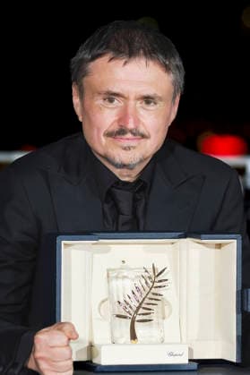 Cristian Mungiu mit der Goldenen Palme für den besten Film Fjord beim Photocall mit den Preisträgern auf dem Festival de Cannes 2026 79. Internationale Filmfestspiele von Cannes am Palais des Festivals. Cannes, 23.05.2026 *** Cristian Mungiu with the Palme dOr for Best Film Fjord at the photocall with the award winners at the Festival de Cannes 2026 79 Cannes International Film Festival at the Palais des Festivals Cannes, 23 05 2026 Foto:xJ.xEdwardsx xFuturexImagex preistraeger_6501