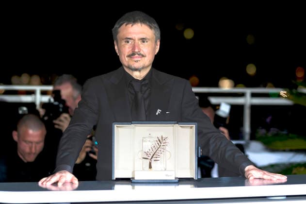Cristian Mungiu mit der Goldenen Palme für den besten Film Fjord beim Photocall mit den Preisträgern auf dem Festival de Cannes 2026 79. Internationale Filmfestspiele von Cannes am Palais des Festivals. Cannes, 23.05.2026 *** Cristian Mungiu with the Palme dOr for Best Film Fjord at the photocall with the award winners at the Festival de Cannes 2026 79 Cannes International Film Festival at the Palais des Festivals Cannes, 23 05 2026 Foto:xJ.xEdwardsx xFuturexImagex preistraeger_6502