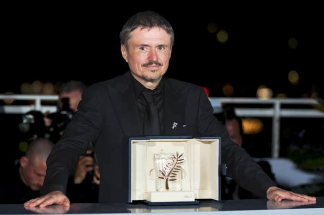 Cristian Mungiu mit der Goldenen Palme für den besten Film Fjord beim Photocall mit den Preisträgern auf dem Festival de Cannes 2026 79. Internationale Filmfestspiele von Cannes am Palais des Festivals. Cannes, 23.05.2026 *** Cristian Mungiu with the Palme dOr for Best Film Fjord at the photocall with the award winners at the Festival de Cannes 2026 79 Cannes International Film Festival at the Palais des Festivals Cannes, 23 05 2026 Foto:xJ.xEdwardsx xFuturexImagex preistraeger_6503