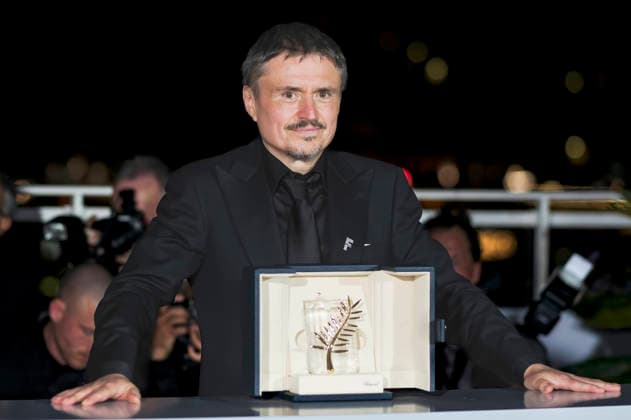 Cristian Mungiu mit der Goldenen Palme für den besten Film Fjord beim Photocall mit den Preisträgern auf dem Festival de Cannes 2026 79. Internationale Filmfestspiele von Cannes am Palais des Festivals. Cannes, 23.05.2026 *** Cristian Mungiu with the Palme dOr for Best Film Fjord at the photocall with the award winners at the Festival de Cannes 2026 79 Cannes International Film Festival at the Palais des Festivals Cannes, 23 05 2026 Foto:xJ.xEdwardsx xFuturexImagex preistraeger_6504