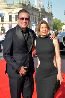 Sascha Vollmer mit Ehefrau Jenny beim BMW X Staatsoper Unter den Linden Event Staatsoper für alle 2026 mit der Live-Übertragung von Nabucco auf dem Bebelplatz. Berlin, 23.05.2026 *** Sascha Vollmer with wife Jenny at the BMW X Staatsoper Unter den Linden event Staatsoper für alle 2026 with the live broadcast of Nabucco on Bebelplatz Berlin, 23 05 2026 Foto:xM.xBehrensx xFuturexImagex staatsoper_6546