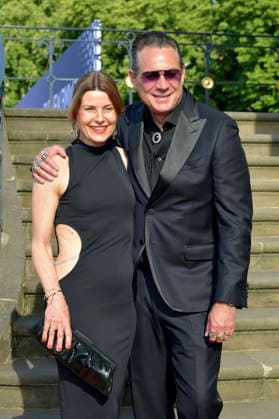 Sascha Vollmer mit Ehefrau Jenny beim BMW X Staatsoper Unter den Linden Event Staatsoper für alle 2026 mit der Live-Übertragung von Nabucco auf dem Bebelplatz. Berlin, 23.05.2026 *** Sascha Vollmer with wife Jenny at the BMW X Staatsoper Unter den Linden event Staatsoper für alle 2026 with the live broadcast of Nabucco on Bebelplatz Berlin, 23 05 2026 Foto:xM.xBehrensx xFuturexImagex staatsoper_6549