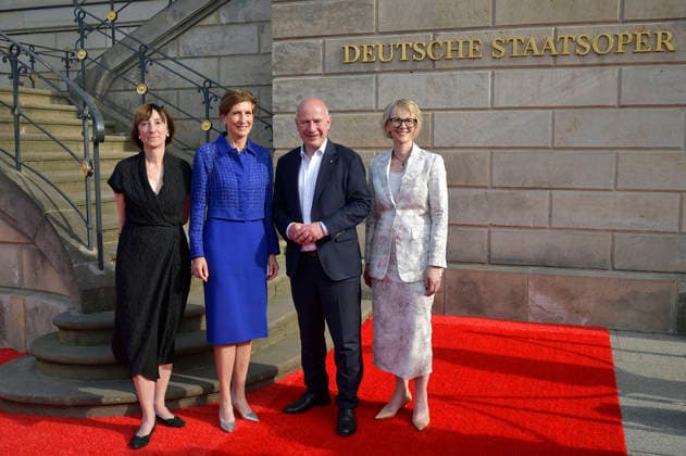 Elisabeth Sobotka, Ilka Horstmeier, Kai Wegner und Nina Englert beim BMW X Staatsoper Unter den Linden Event Staatsoper für alle 2026 mit der Live-Übertragung von Nabucco auf dem Bebelplatz. Berlin, 23.05.2026 *** Elisabeth Sobotka, Ilka Horstmeier, Kai Wegner and Nina Englert at the BMW X Staatsoper Unter den Linden event Staatsoper für alle 2026 with the live broadcast of Nabucco on Bebelplatz Berlin, 23 05 2026 Foto:xM.xBehrensx xFuturexImagex staatsoper_6571
