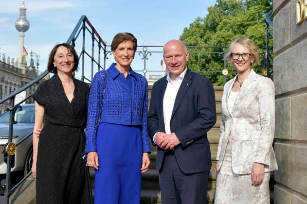 Elisabeth Sobotka, Ilka Horstmeier, Kai Wegner und Nina Englert beim BMW X Staatsoper Unter den Linden Event Staatsoper für alle 2026 mit der Live-Übertragung von Nabucco auf dem Bebelplatz. Berlin, 23.05.2026 *** Elisabeth Sobotka, Ilka Horstmeier, Kai Wegner and Nina Englert at the BMW X Staatsoper Unter den Linden event Staatsoper für alle 2026 with the live broadcast of Nabucco on Bebelplatz Berlin, 23 05 2026 Foto:xM.xBehrensx xFuturexImagex staatsoper_6573