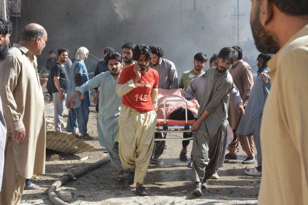Several injured in explosion targeting train in southwest Pakistan QUETTA,PAKISTAN - MAY 24: Pakistani forces and rescue workers are busy with relief work after an explosion injured several people near Chaman Phatak Quetta southwestern Balochistan, Pakistan on Sunday May 24, 2026. Mazhar Chandio Anadolu Quetta Pakistan. Editorial use only. Please get in touch for any other usage.  Copyright: x2026xAnadoluxMazharxChandiox