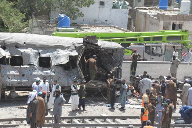 News Bilder des Tages Several injured in explosion targeting train in southwest Pakistan QUETTA,PAKISTAN - MAY 24: Pakistani forces and rescue workers are busy with relief work after an explosion injured several people near Chaman Phatak Quetta southwestern Balochistan, Pakistan on Sunday May 24, 2026. Mazhar Chandio Anadolu Quetta Pakistan. Editorial use only. Please get in touch for any other usage.  Copyright: x2026xAnadoluxMazharxChandiox