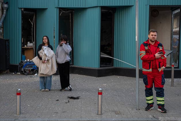 2 killed and 56 wounded in a Russian airstrike on Kyiv KYIV, UKRAINE - MAY 24: Local residents react at the site of a Russian airstrike in Kyiv, Ukraine on May 24, 2026. 2 people were reported to be killed and 56 were wounded. Danylo Antoniuk Anadolu Kyiv Ukraine. Editorial use only. Please get in touch for any other usage.  Copyright: x2026xAnadoluxDanyloxAntoniukx