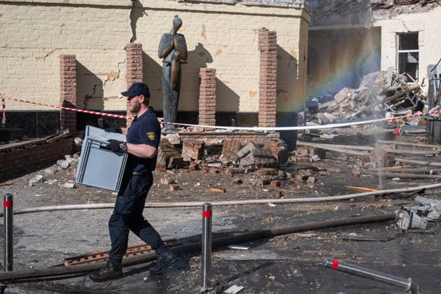 2 killed and 56 wounded in a Russian airstrike on Kyiv KYIV, UKRAINE - MAY 24: An emergency worker is seen carrying a box at the site of a Russian aiurstrike in Kyiv, Ukraine on May 24, 2026. 2 people were reported to be killed and 56 were wounded. Danylo Antoniuk Anadolu Kyiv Ukraine. Editorial use only. Please get in touch for any other usage.  Copyright: x2026xAnadoluxDanyloxAntoniukx