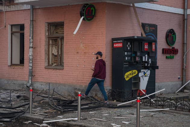 2 killed and 56 wounded in a Russian airstrike on Kyiv KYIV, UKRAINE - MAY 24: Local residents react at the site of a Russian airstrike in Kyiv, Ukraine on May 24, 2026. 2 people were reported to be killed and 56 were wounded. Danylo Antoniuk Anadolu Kyiv Ukraine. Editorial use only. Please get in touch for any other usage.  Copyright: x2026xAnadoluxDanyloxAntoniukx