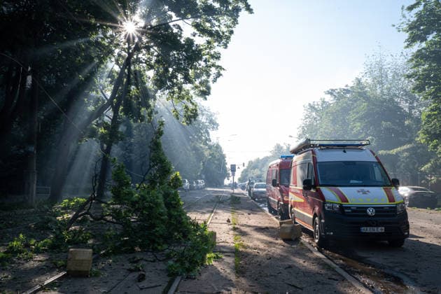 2 killed and 56 wounded in a Russian airstrike on Kyiv KYIV, UKRAINE - MAY 24: A view at the ambulance car at the site of a Russian airstike in Kyiv, Ukraine on May 24, 2026. 2 people were reported to be killed and 56 were wounded. Danylo Antoniuk Anadolu Kyiv Ukraine. Editorial use only. Please get in touch for any other usage.  Copyright: x2026xAnadoluxDanyloxAntoniukx