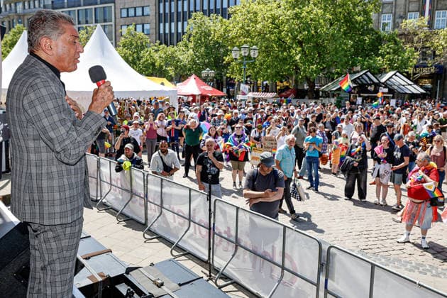 CSD Hannover 2026 - Motto: Wir schreiben Zukunft: Gleichberechtigt. Selbstbestimmt. Queer. Rede Michel Friedman; Publizist und Talkmaster; Hannover Opernplatz, Bühne Niedersachsen, Region Hannover Germany *** CSD Hannover 2026 Motto We write the future Equal rights Self-determined Queer Speech Michel Friedman Publicist and talk show host Hannover Opernplatz, stage Lower Saxony, Hannover region Germany