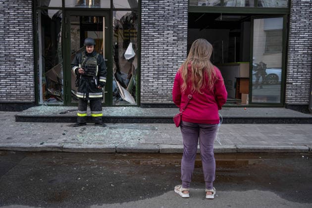 2 killed and 56 wounded in a Russian airstrike on Kyiv KYIV, UKRAINE - MAY 24: Local residents react at the site of a Russian airstrike in Kyiv, Ukraine on May 24, 2026. 2 people were reported to be killed and 56 were wounded. Danylo Antoniuk Anadolu Kyiv Ukraine. Editorial use only. Please get in touch for any other usage.  Copyright: x2026xAnadoluxDanyloxAntoniukx