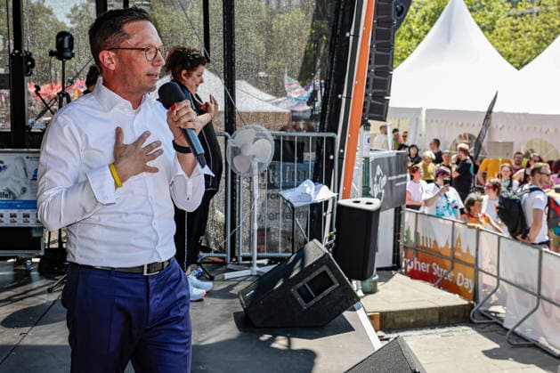CSD Hannover 2026 - Motto: Wir schreiben Zukunft: Gleichberechtigt. Selbstbestimmt. Queer. Rede Falko Mohrs (SPD); Niedersächsischer Minister für Wissenschaft und Kultur; Hannover Opernplatz, Bühne Niedersachsen, Region Hannover Germany *** CSD Hannover 2026 Motto We write the future Equal rights Self-determined Queer Speech Falko Mohrs SPD Lower Saxony Minister for Science and Culture Hannover Opernplatz, Stage Lower Saxony, Hannover Region Germany