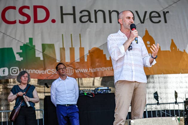 CSD Hannover 2026 - Motto: Wir schreiben Zukunft: Gleichberechtigt. Selbstbestimmt. Queer. Rede von Belit Onay (Bündnis90 Die Grünen), Oberbürgermeister der Landeshauptstadt Hannover auf dem Opernplatz. Hannover Opernplatz, Bühne Niedersachsen, Region Hannover Germany *** CSD Hannover 2026 Motto We are writing the future Equal Rights Self-determined Queer Speech by Belit Onay Bündnis90 Die Grünen , Lord Mayor of the State Capital Hannover on the Opera Square Hannover Opera Square, Stage Lower Saxony, Hannover Region Germany