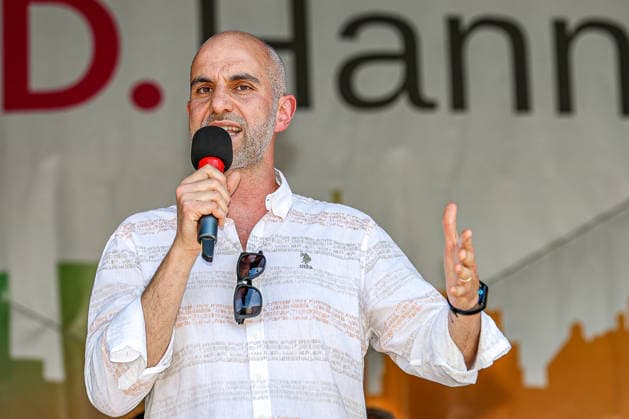 CSD Hannover 2026 - Motto: Wir schreiben Zukunft: Gleichberechtigt. Selbstbestimmt. Queer. Rede von Belit Onay (Bündnis90 Die Grünen), Oberbürgermeister der Landeshauptstadt Hannover auf dem Opernplatz. Hannover Opernplatz, Bühne Niedersachsen, Region Hannover Germany