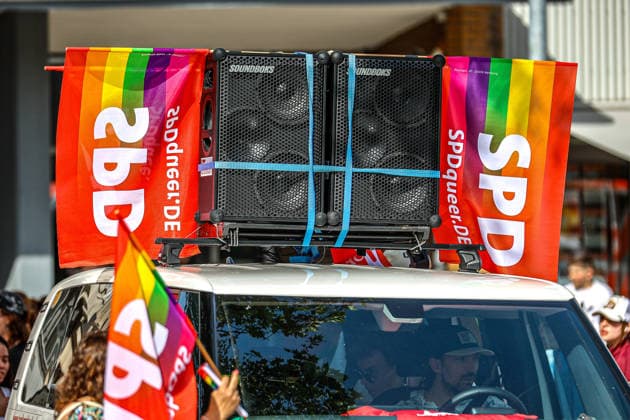 CSD Hannover 2026 - Motto: Wir schreiben Zukunft: Gleichberechtigt. Selbstbestimmt. Queer. Teilnehmende des CSD Hannover 2026 am Opernplatz. Hannover Opernplatz Niedersachsen, Region Hannover Germany *** CSD Hannover 2026 Motto We write the future Equal rights Self-determined Queer Participants of CSD Hannover 2026 at Opernplatz Hannover Opernplatz Lower Saxony, Region Hannover Germany