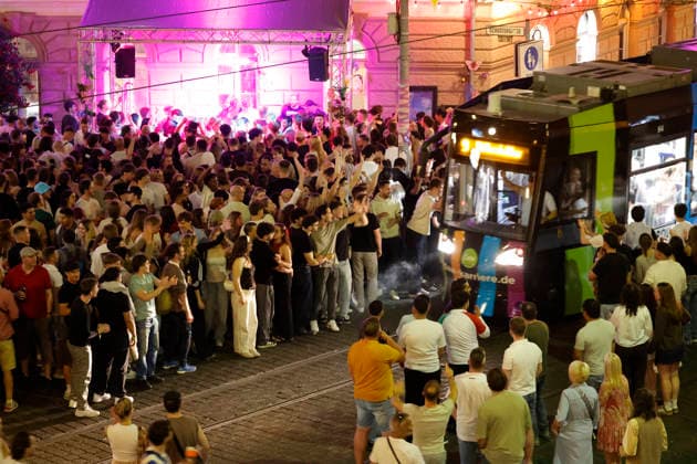 Schlossgrabenfest 2026 23.05.2026 wenige Meter außerhalb des Schlossgrabenfest 2026 am Tag 3 hat die Gaststätte Krone mit Live-Musik viel Zulauf. Eine Straßenbahn kann ohne Probleme langsam durch das Publikum fahren Darmstadt Hessen Deutschland *** Schlossgrabenfest 2026 23 05 2026 a few meters outside the Schlossgrabenfest 2026 on day 3 the restaurant Krone with live music has a lot of visitors A streetcar can drive slowly through the audience without any problems Darmstadt Hesse Germany