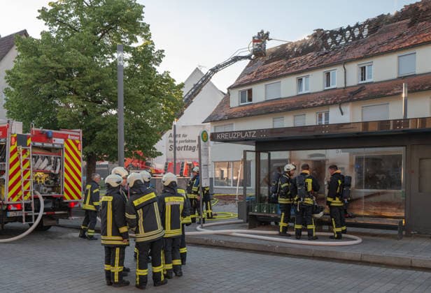 Mengen Brand in Mengen Innstadt. Brand in Obergeschoss - Dachstuhl ausgebrannt. Brand in Mengen Innstadt am fruehen morgen gegen 5 Uhr. Brand in Obergeschoss - Dachstuhl ausgebrannt. Personen durch Feuerwehr aus dem Haus gebracht. Nach Aussage 1 verletzte Person. *** Mengen Fire in Mengen Innstadt Fire in upper floor roof truss burnt out Fire in Mengen Innstadt early this morning around 5 oclock Fire in upper floor roof truss burnt out Persons taken out of the house by fire department According to statement 1 injured person Copyright: xEibner-Pressefotox EP_EER