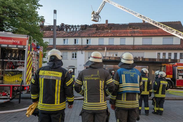 Mengen Brand in Mengen Innstadt. Brand in Obergeschoss - Dachstuhl ausgebrannt. Brand in Mengen Innstadt am fruehen morgen gegen 5 Uhr. Brand in Obergeschoss - Dachstuhl ausgebrannt. Personen durch Feuerwehr aus dem Haus gebracht. Nach Aussage 1 verletzte Person. *** Mengen Fire in Mengen Innstadt Fire in upper floor roof truss burnt out Fire in Mengen Innstadt early this morning around 5 oclock Fire in upper floor roof truss burnt out Persons taken out of the house by fire department According to statement 1 injured person Copyright: xEibner-Pressefotox EP_EER