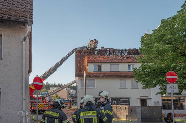 Mengen Brand in Mengen Innstadt. Brand in Obergeschoss - Dachstuhl ausgebrannt. Brand in Mengen Innstadt am fruehen morgen gegen 5 Uhr. Brand in Obergeschoss - Dachstuhl ausgebrannt. Personen durch Feuerwehr aus dem Haus gebracht. Nach Aussage 1 verletzte Person. *** Mengen Fire in Mengen Innstadt Fire in upper floor roof truss burnt out Fire in Mengen Innstadt early this morning around 5 oclock Fire in upper floor roof truss burnt out Persons taken out of the house by fire department According to statement 1 injured person Copyright: xEibner-Pressefotox EP_EER