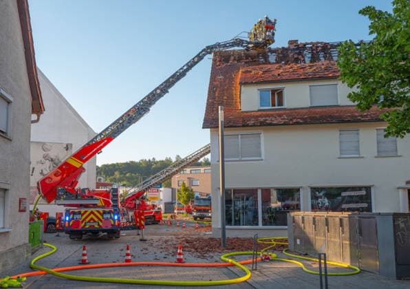 Mengen Brand in Mengen Innstadt. Brand in Obergeschoss - Dachstuhl ausgebrannt. Brand in Mengen Innstadt am fruehen morgen gegen 5 Uhr. Brand in Obergeschoss - Dachstuhl ausgebrannt. Personen durch Feuerwehr aus dem Haus gebracht. Nach Aussage 1 verletzte Person. *** Mengen Fire in Mengen Innstadt Fire in upper floor roof truss burnt out Fire in Mengen Innstadt early this morning around 5 oclock Fire in upper floor roof truss burnt out Persons taken out of the house by fire department According to statement 1 injured person Copyright: xEibner-Pressefotox EP_EER