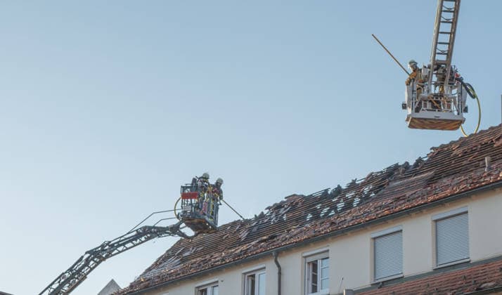 Mengen Brand in Mengen Innstadt. Brand in Obergeschoss - Dachstuhl ausgebrannt. Brand in Mengen Innstadt am fruehen morgen gegen 5 Uhr. Brand in Obergeschoss - Dachstuhl ausgebrannt. Personen durch Feuerwehr aus dem Haus gebracht. Nach Aussage 1 verletzte Person. *** Mengen Fire in Mengen Innstadt Fire in upper floor roof truss burnt out Fire in Mengen Innstadt early this morning around 5 oclock Fire in upper floor roof truss burnt out Persons taken out of the house by fire department According to statement 1 injured person Copyright: xEibner-Pressefotox EP_EER