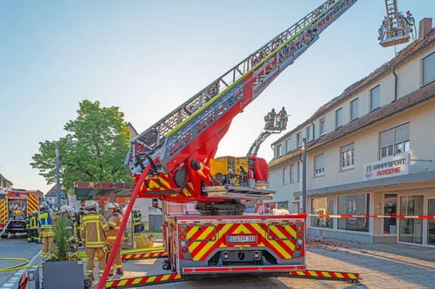 Mengen Brand in Mengen Innstadt. Brand in Obergeschoss - Dachstuhl ausgebrannt. Brand in Mengen Innstadt am fruehen morgen gegen 5 Uhr. Brand in Obergeschoss - Dachstuhl ausgebrannt. Personen durch Feuerwehr aus dem Haus gebracht. Nach Aussage 1 verletzte Person. *** Mengen Fire in Mengen Innstadt Fire in upper floor roof truss burnt out Fire in Mengen Innstadt early this morning around 5 oclock Fire in upper floor roof truss burnt out Persons taken out of the house by fire department According to statement 1 injured person Copyright: xEibner-Pressefotox EP_EER