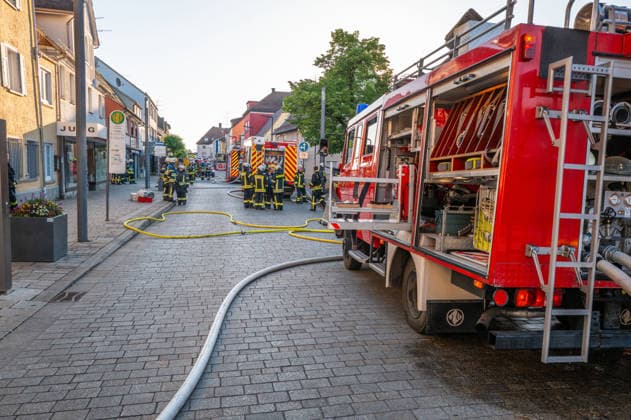Mengen Brand in Mengen Innstadt. Brand in Obergeschoss - Dachstuhl ausgebrannt. Brand in Mengen Innstadt am fruehen morgen gegen 5 Uhr. Brand in Obergeschoss - Dachstuhl ausgebrannt. Personen durch Feuerwehr aus dem Haus gebracht. Nach Aussage 1 verletzte Person. *** Mengen Fire in Mengen Innstadt Fire in upper floor roof truss burnt out Fire in Mengen Innstadt early this morning around 5 oclock Fire in upper floor roof truss burnt out Persons taken out of the house by fire department According to statement 1 injured person Copyright: xEibner-Pressefotox EP_EER