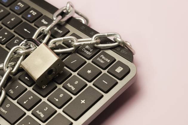Digitale Tastatur, die mit einem Vorhängeschloss und einer Metallkette gesichert ist und Cybersicherheit, Datenschutz und eingeschränkten Zugriff symbolisiert Digital keyboard secured with a padlock and metal chain, symbolizing cybersecurity, data protection, and restricted access Copyright: imageBROKER joseantona ibxjhh17565039.jpg