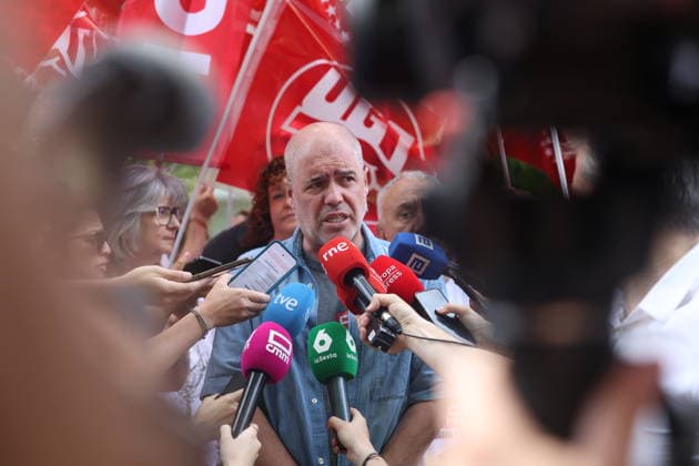 Demonstration in defense of the right to housing Madrid The secretary general of CCOO, Unai Sordo, gives statements to the media during a demonstration in defense of the right to access to housing, May 24, 2026, Madrid Spain The mobilization, called by the Sindicato de Inquilinas e Inquilinos de Madrid and different housing collectives under the slogan La vivienda nos cuesta la vida Bajemos los precios (Lets lower the prices) aims to denounce the rising cost of rent, the difficulty to buy a house and the impact that these prices have on the daily lives of thousands of neighbors 24 MAY 2026 MANIFESTATION Madrid Madrid Spain  Copyright: xRicardoxRubiox 7547000
