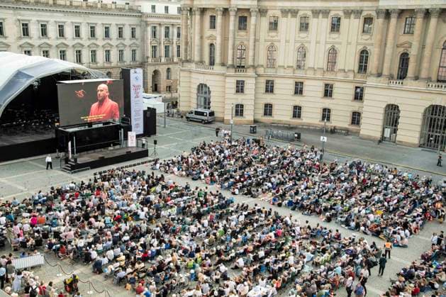 ABB STAATSOPER- Uebersicht Bebelplatz Besucher Zuschauer Buehne Monitor bei der 20 Jubilaeums Ausgabe Staatsoper fuer Alle mit Giuseppe Verdis Oper Nabucco Freilicht Oper Konzert der Staatsoper Bebelplatz in Berlin am 23.05.2026 Berlin Deutschland *** ABB STAATSOPER Uebersicht Bebelplatz Besucher Zuschauer Buehne Monitor at the 20th anniversary edition Staatsoper fuer Alle with Giuseppe Verdis opera Nabucco Freilicht Oper Konzert der Staatsoper Bebelplatz in Berlin am 23 05 2026 Berlin Germany
