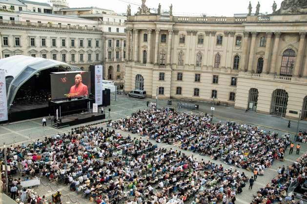 ABB STAATSOPER- Uebersicht Bebelplatz Besucher Zuschauer Buehne Monitor bei der 20 Jubilaeums Ausgabe Staatsoper fuer Alle mit Giuseppe Verdis Oper Nabucco Freilicht Oper Konzert der Staatsoper Bebelplatz in Berlin am 23.05.2026 Berlin Deutschland *** ABB STAATSOPER Uebersicht Bebelplatz Besucher Zuschauer Buehne Monitor at the 20th anniversary edition Staatsoper fuer Alle with Giuseppe Verdis opera Nabucco Freilicht Oper Konzert der Staatsoper Bebelplatz in Berlin am 23 05 2026 Berlin Germany