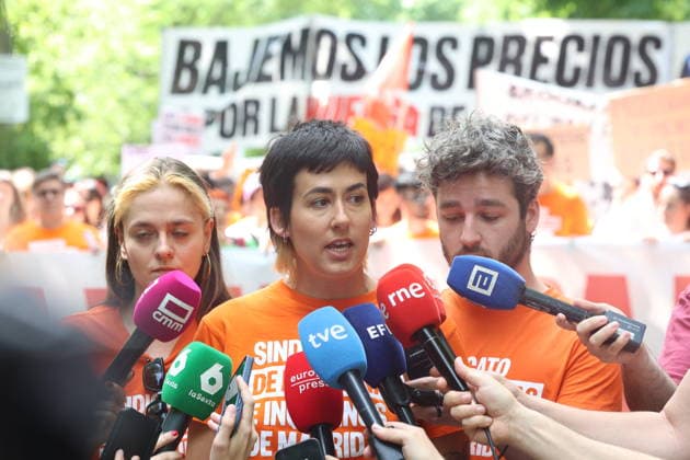 Demonstration in defense of the right to housing Madrid The spokesperson of the Sindicato de Inquilinas, Alicia García, offers statements to the media during a demonstration in defense of the right to access to housing, May 24, 2026, Madrid Spain The mobilization, called by the Sindicato de Inquilinas e Inquilinos de Madrid and different housing collectives under the slogan La vivienda nos cuesta la vida Bajemos los precios (Lets lower the prices) aims to denounce the rising cost of rent, the difficulty to buy a house and the impact that these prices have on the daily lives of thousands of neighbors 24 MAY 2026 MANIFESTATION Madrid Madrid Spain  Copyright: xRicardoxRubiox 7547031