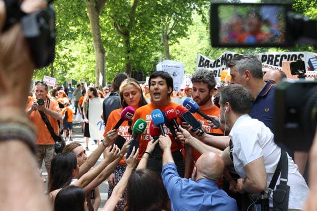Demonstration in defense of the right to housing Madrid The spokesperson of the Sindicato de Inquilinas, Alicia García, offers statements to the media during a demonstration in defense of the right to access to housing, May 24, 2026, Madrid Spain The mobilization, called by the Sindicato de Inquilinas e Inquilinos de Madrid and different housing collectives under the slogan La vivienda nos cuesta la vida Bajemos los precios (Lets lower the prices) aims to denounce the rising cost of rent, the difficulty to buy a house and the impact that these prices have on the daily lives of thousands of neighbors 24 MAY 2026 MANIFESTATION Madrid Madrid Spain  Copyright: xRicardoxRubiox 7547032