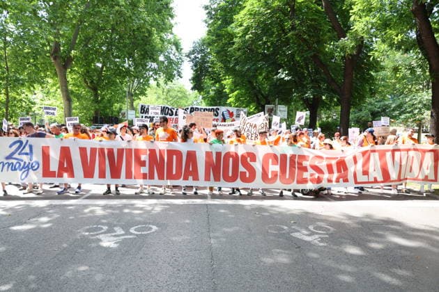 Demonstration in defense of the right to housing Madrid Demonstrators carry a banner with the slogan Housing costs us our lives during a demonstration in defense of the right to access to housing, May 24, 2026, Madrid Spain The mobilization, called by the Sindicato de Inquilinas e Inquilinos de Madrid and different housing collectives under the slogan La vivienda nos cuesta la vida Bajemos los precios (Housing costs us our lives Lets lower the prices) aims to denounce the rising cost of rent, the difficulty to buy a house and the impact that these prices have on the daily lives of thousands of residents 24 MAY 2026 MANIFESTATION Madrid Madrid Spain  Copyright: xRicardoxRubiox 7547034