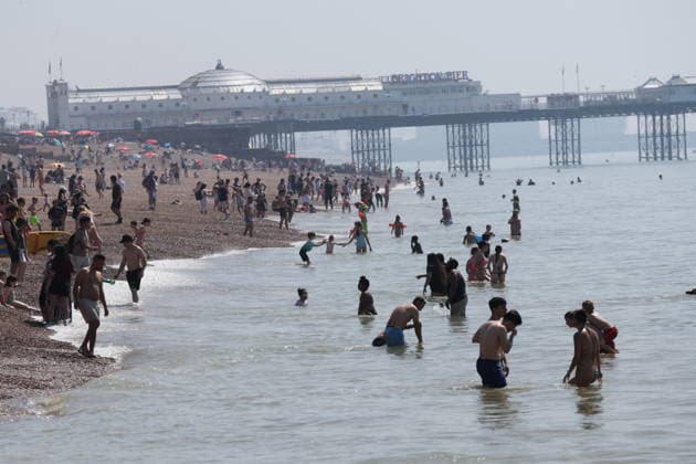 . 24 05 2026. Brighton , United Kingdom. Visitors enjoy the hot weather in Brighton as the UK heatwave continues.  xStephenxLockx xi-Imagesx IIM-26788-0006