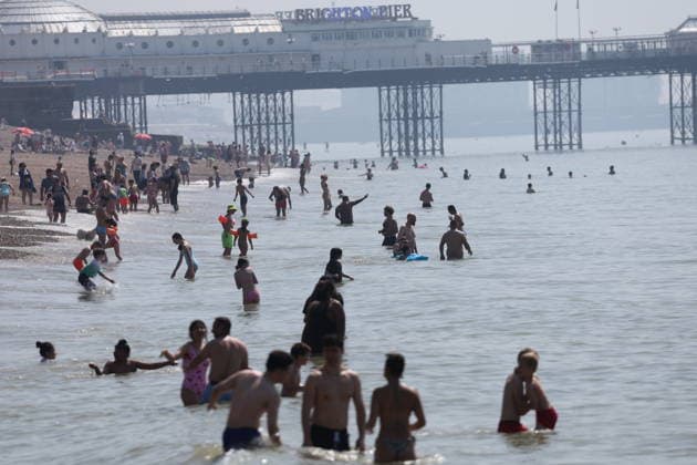 . 24 05 2026. Brighton , United Kingdom. Visitors enjoy the hot weather in Brighton as the UK heatwave continues.  xStephenxLockx xi-Imagesx IIM-26788-0007