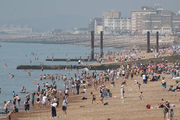 . 24 05 2026. Brighton , United Kingdom. Visitors enjoy the hot weather in Brighton as the UK heatwave continues.  xStephenxLockx xi-Imagesx IIM-26788-0019