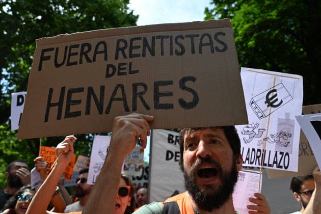 May 24, 2026, Madrid, Madrid, Spain: Thousands of demonstrators march through central Madrid to demand affordable housing and protest against rising rental prices, as the Spanish capital joins nationwide mobilizations calling for stronger housing protections and access to decent homes. Madrid Spain  - ZUMAd308 20260524_zsp_d308_002 Copyright: xJuanxCarlosxLucasx